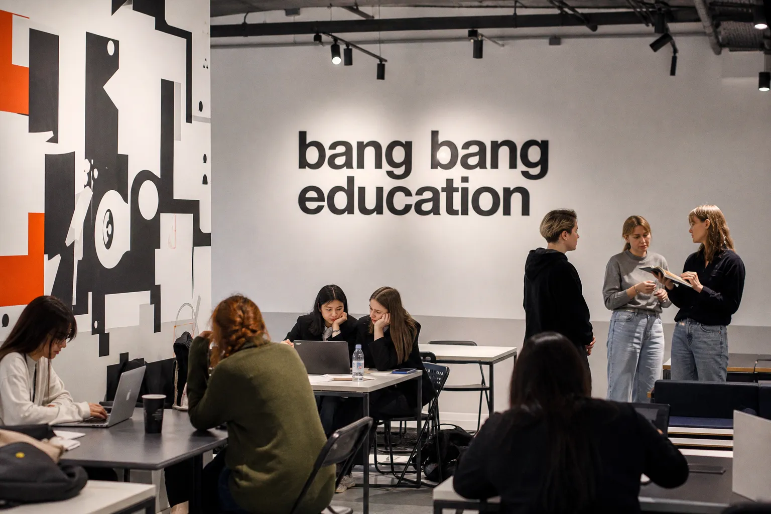 Contented или Bang Bang Education: какая школа дизайна научит зарабатывать в 2026 году