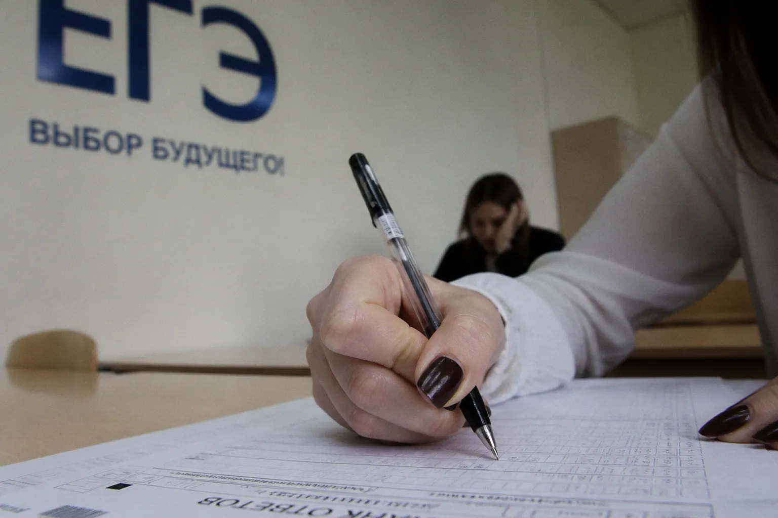 В России власти и эксперты обсуждают усложнение ЕГЭ и новые правила приема в вузы
